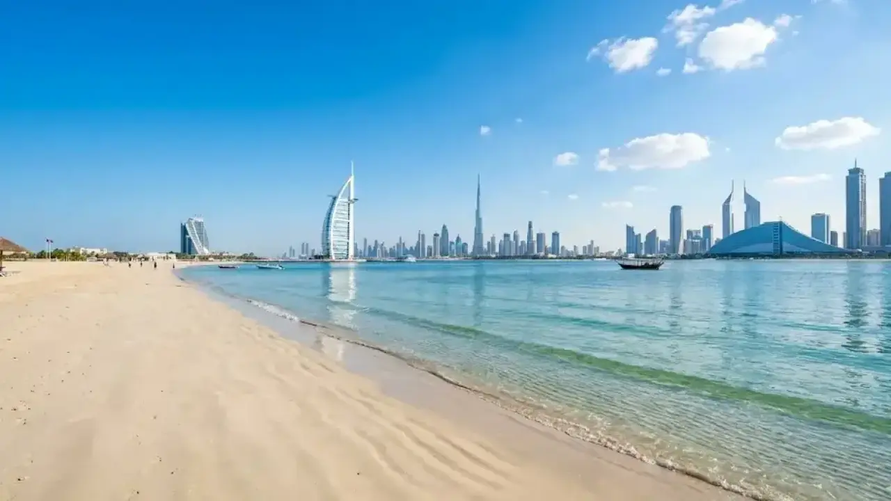 طقس الإمارات السبت: استقرار جوي وفرص لتشكل الضباب في مناطق متفرقة